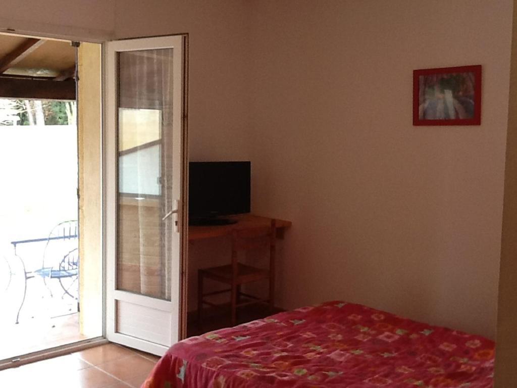 Appartements " Le Clos De La Cerisaie" Castillon-du-Gard Room photo
